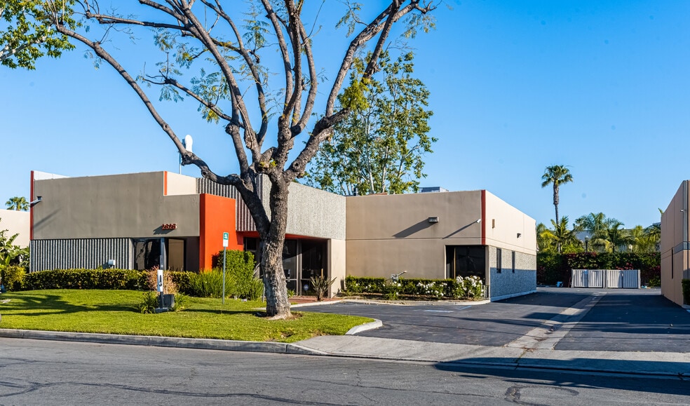2525 W Woodland Dr, Anaheim, CA for lease - Building Photo - Image 1 of 31
