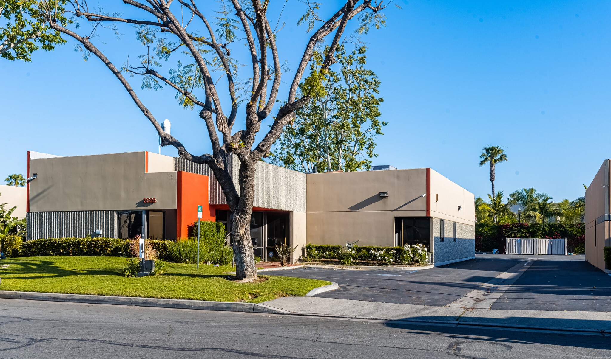 2525 W Woodland Dr, Anaheim, CA for lease Building Photo- Image 1 of 32