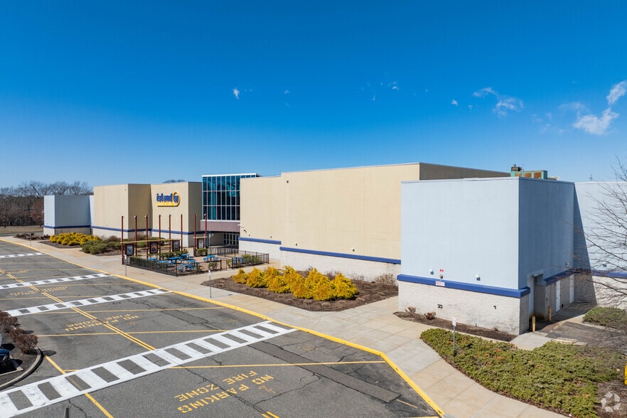 185 Morris Ave, Holtsville, NY for sale - Primary Photo - Image 1 of 5