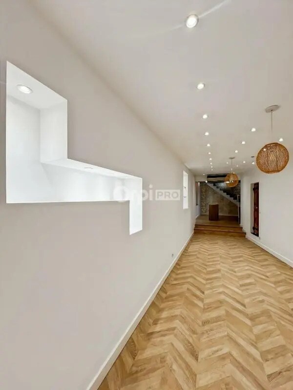 Retail in Marseille for lease Interior Photo- Image 1 of 7