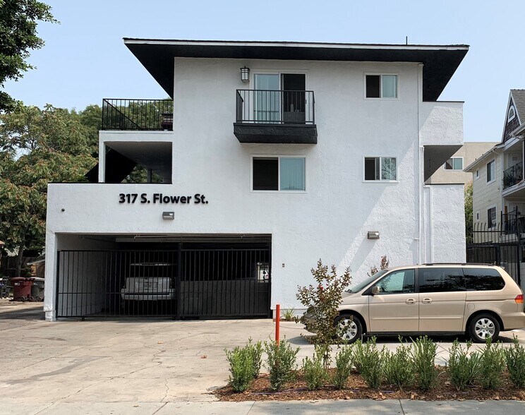 317 S Flower St, Santa Ana, CA à vendre - Photo du bâtiment - Image 1 de 13