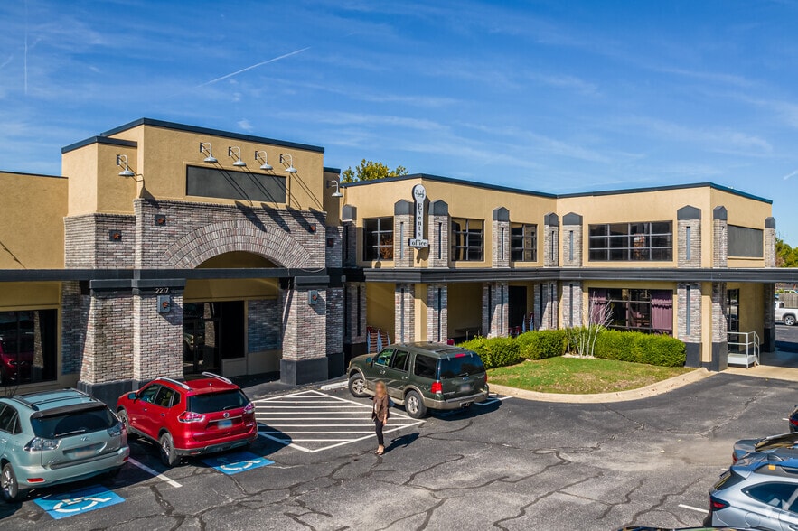 2217-2223 N College Ave, Fayetteville, AR à louer - Photo du bâtiment - Image 2 de 6