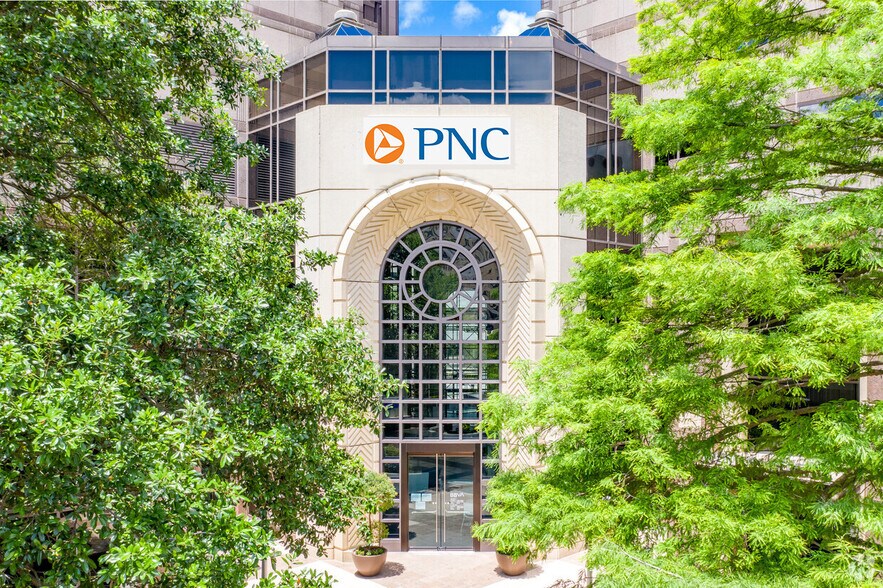 112 E Pecan St, San Antonio, TX à louer - Photo du bâtiment - Image 2 de 14