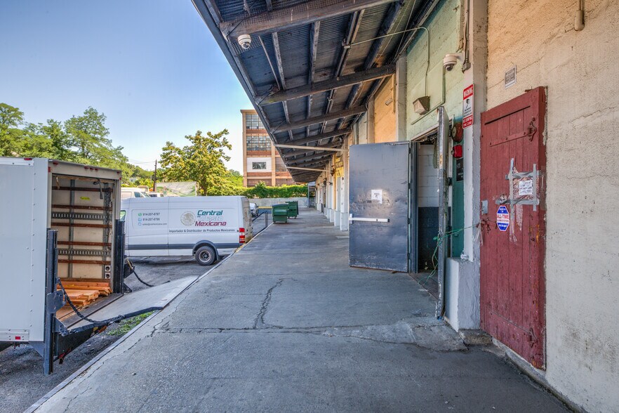 179 Saw Mill River Rd, Yonkers, NY à louer - Photo du bâtiment - Image 3 de 6