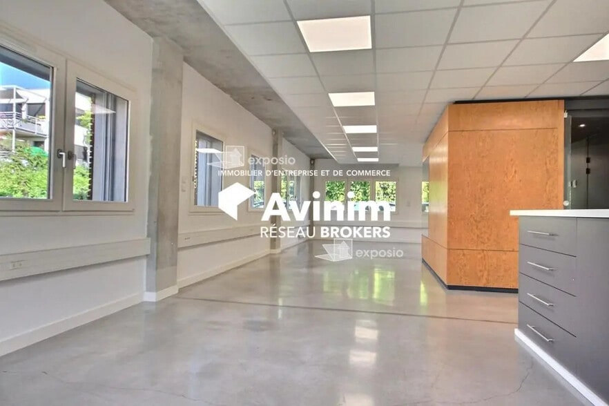 Office in Meylan for lease - Interior Photo - Image 2 of 13