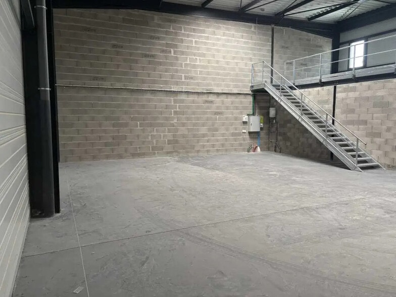 Office in Chassieu for lease - Interior Photo - Image 3 of 6