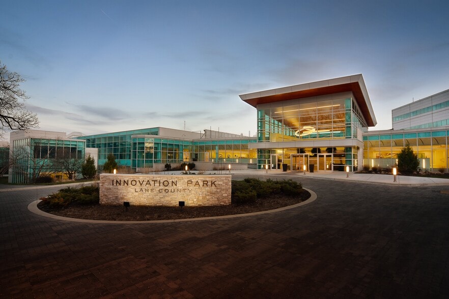 1950 Innovation Way, Libertyville, IL for lease - Building Photo - Image 3 of 44