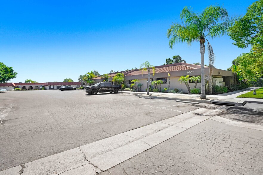 3907 Waring Rd, Oceanside, CA à louer - Photo du bâtiment - Image 2 de 7