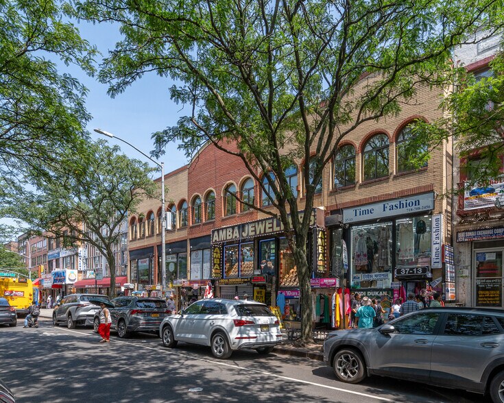 3711-3713 74th St, Jackson Heights, NY à vendre - Photo du bâtiment - Image 2 de 6