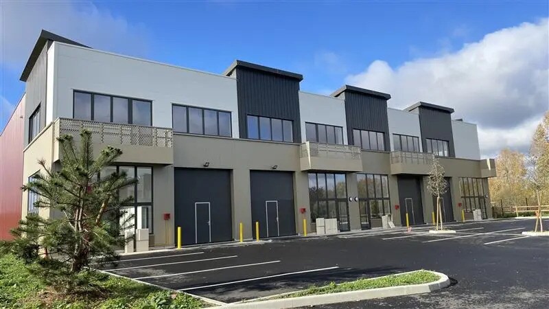 Local d'activités dans Saint-Pierre-du-Perray à vendre Photo du bâtiment- Image 1 de 10