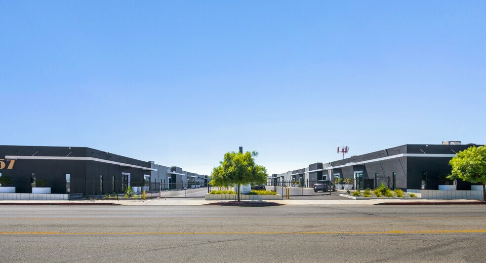 7059-7077 1/2 Vineland Ave, North Hollywood, CA à louer - Photo du bâtiment - Image 2 de 15