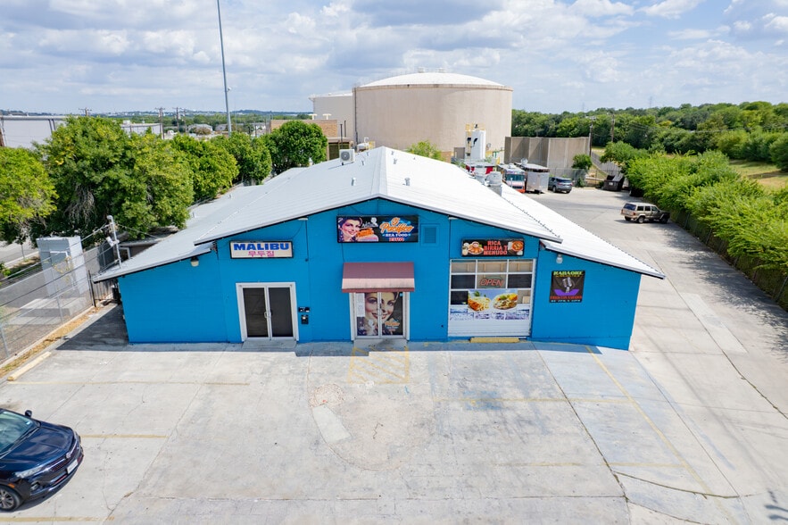 13860 Nacogdoches Rd, San Antonio, TX à vendre - Photo du bâtiment - Image 2 de 14