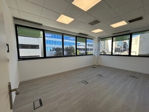 Calle Miguel Yuste, 17, Madrid, Madrid for lease Interior Photo- Image 1 of 6