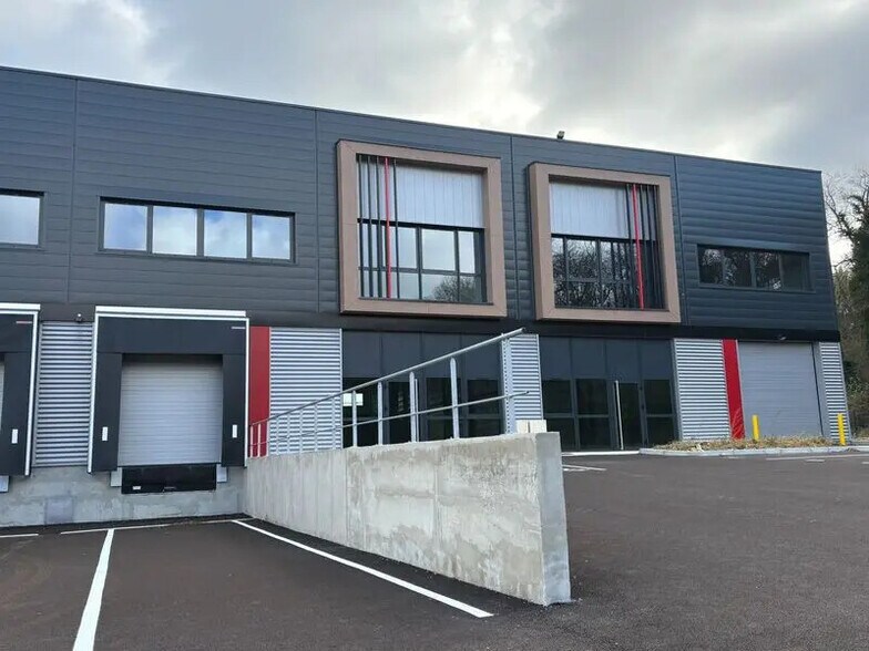 Flex dans Saint-Laurent-de-Mure à louer - Photo du bâtiment - Image 3 de 11