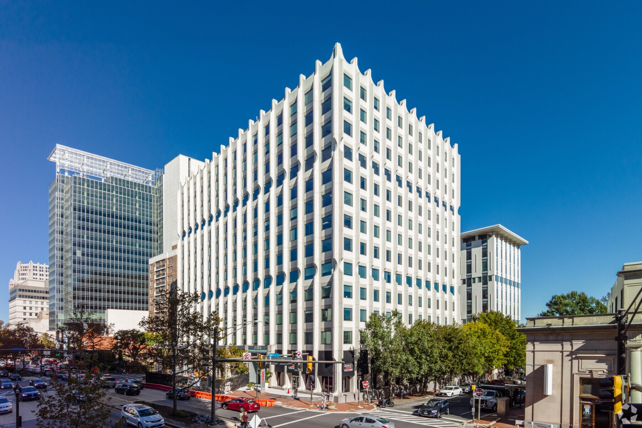 7315 Wisconsin Ave, Bethesda, MD à louer Photo du bâtiment- Image 1 de 7