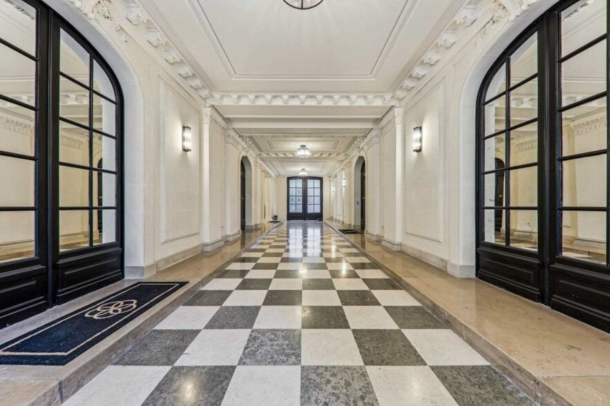 11 Rue Saint-Dominique, Paris à louer - Photo du bâtiment - Image 3 de 9