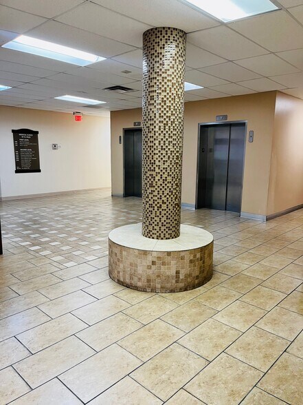7812 Gateway Blvd E, El Paso, TX à vendre - Photo intérieure - Image 3 de 5