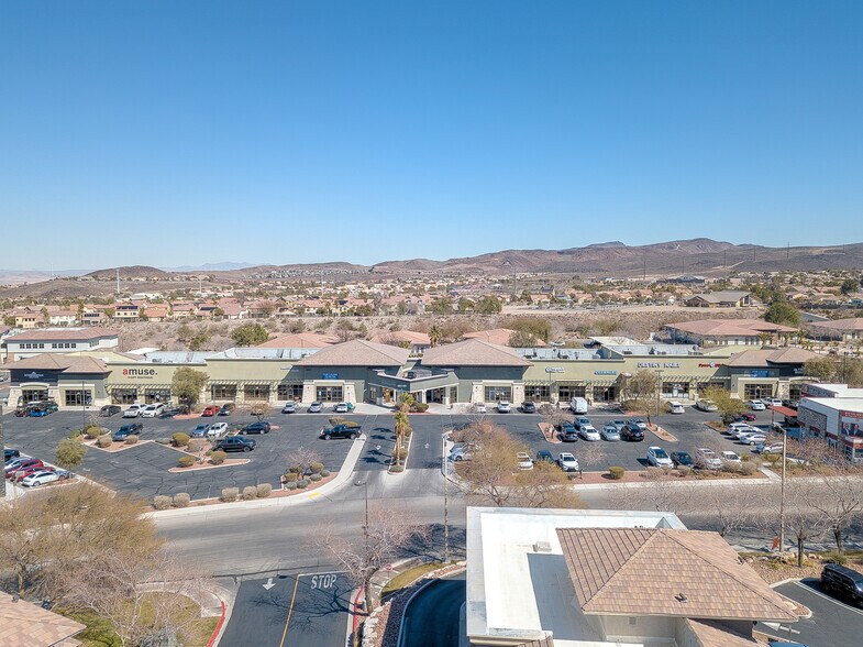 2550 Anthem Village Dr, Henderson, NV à louer - Photo du bâtiment - Image 1 de 37
