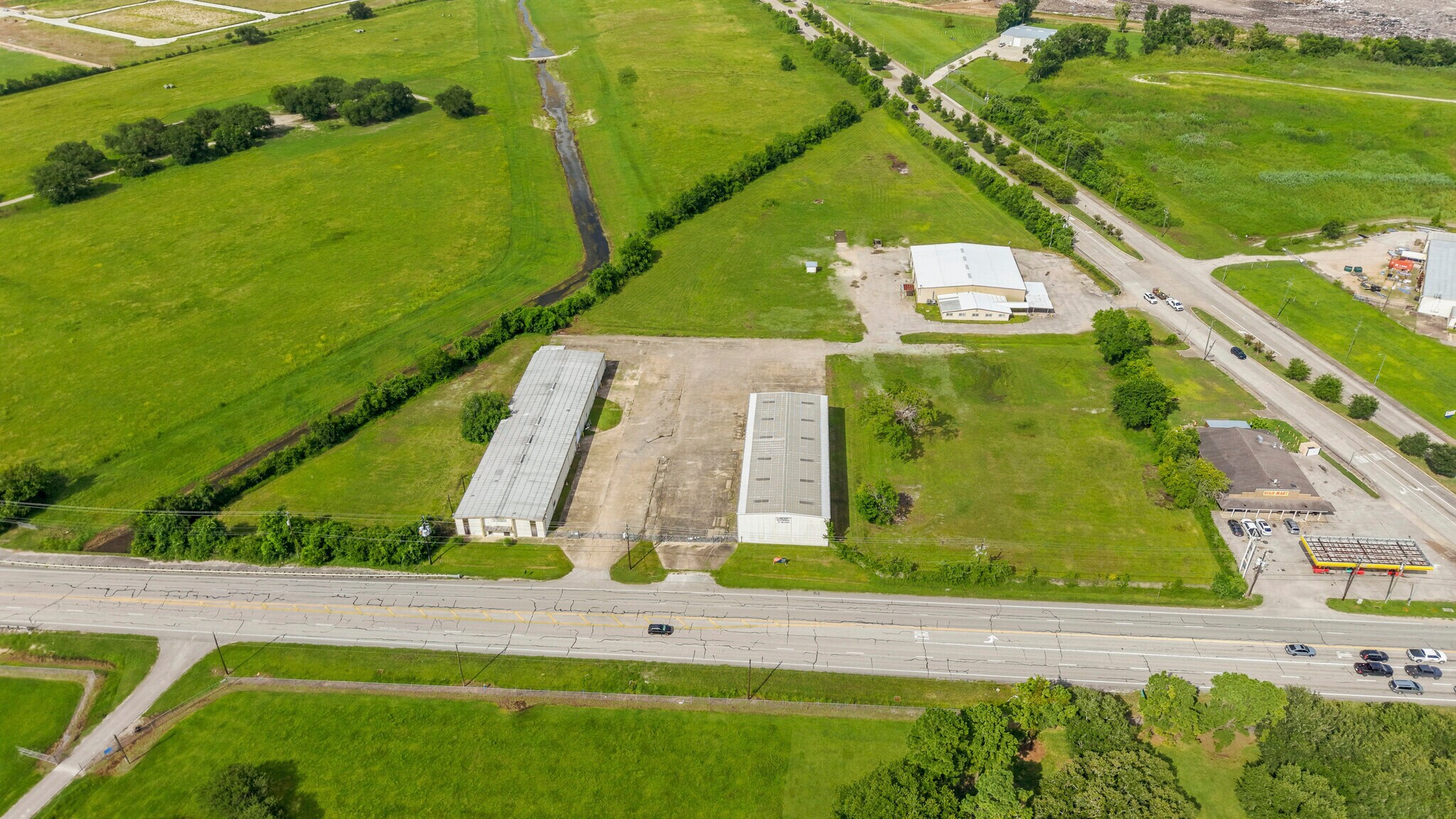 Office/Warehouse Campus w/ Surplus Land portefeuille de 2 propriétés à vendre sur LoopNet.ca Photo du bâtiment- Image 1 de 10