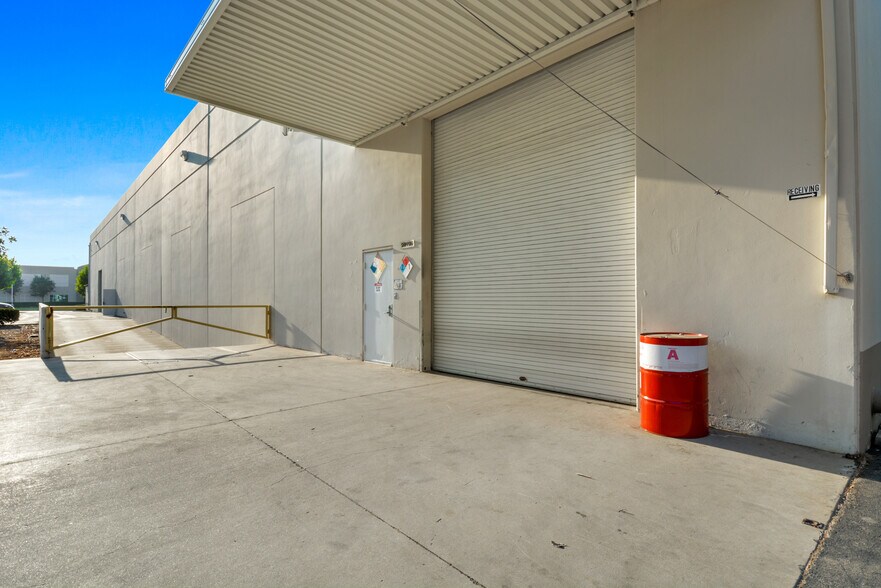 550 Burning Tree Rd, Fullerton, CA à louer - Photo du bâtiment - Image 3 de 5