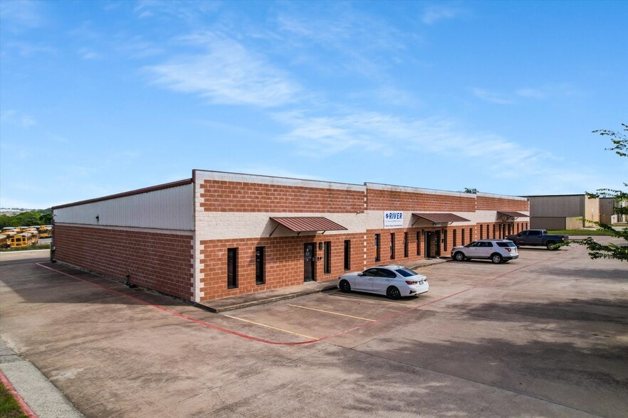 13630 Immanuel Rd, Pflugerville, TX à louer - Photo du bâtiment - Image 2 de 16