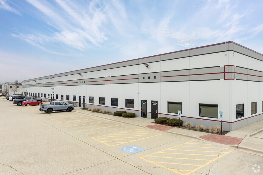761 N 17th St, St Charles, IL à louer - Photo du bâtiment - Image 1 de 26