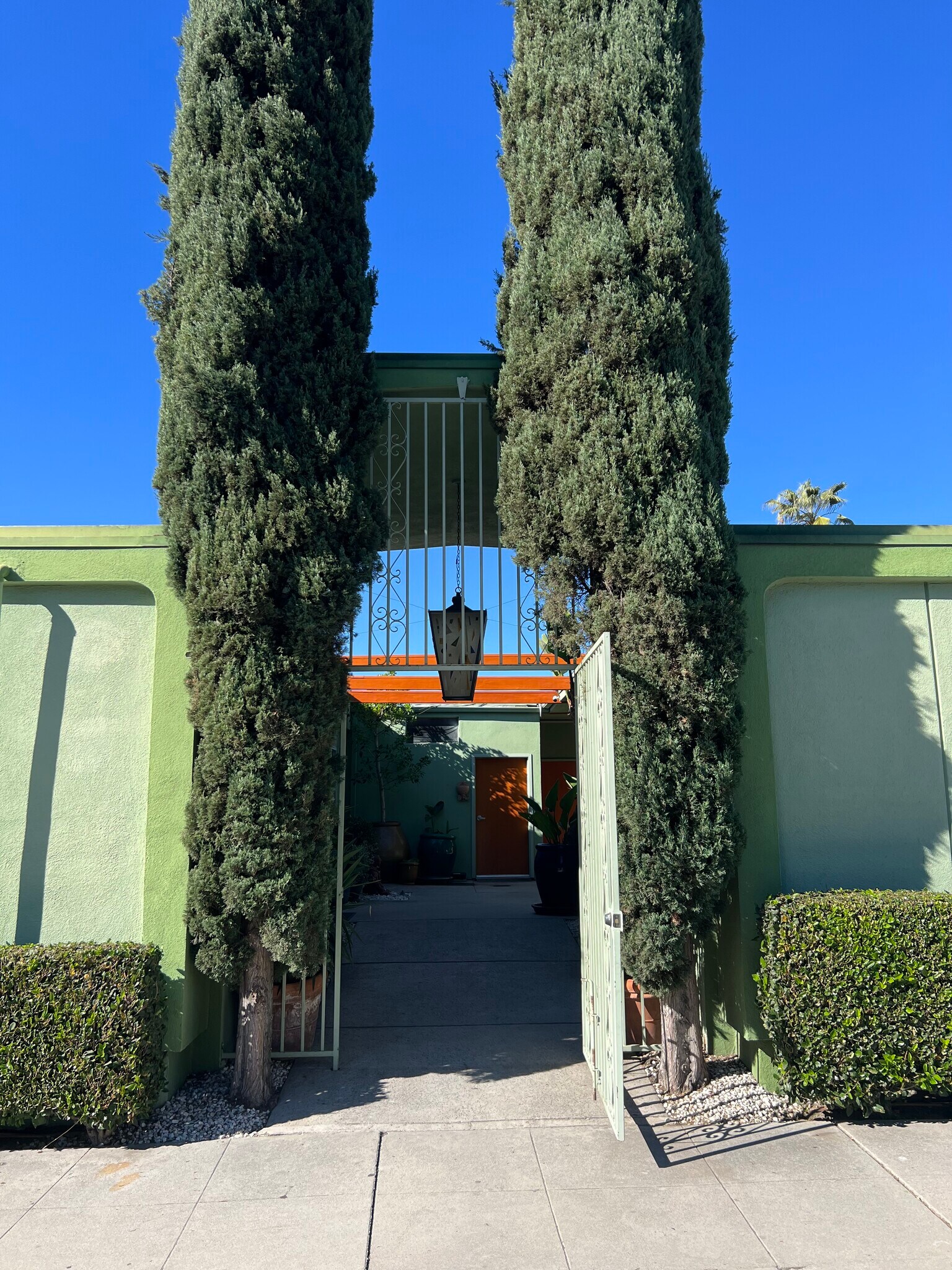 10700 Burbank Blvd, North Hollywood, CA à louer Photo du bâtiment- Image 1 de 16