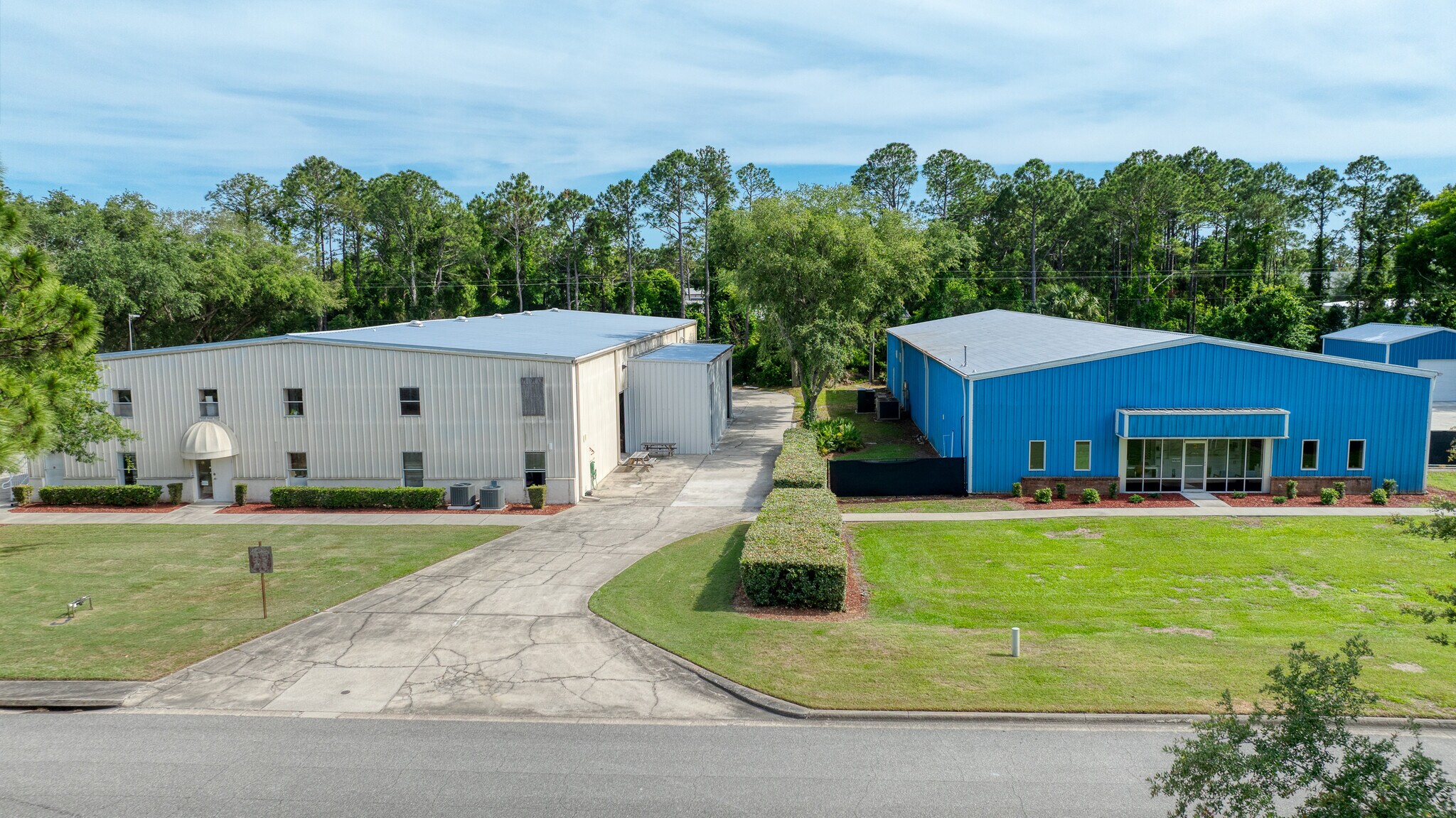 4 & 6 Aviator Way portefeuille de 2 propriétés à vendre sur LoopNet.ca Photo du bâtiment- Image 1 de 71