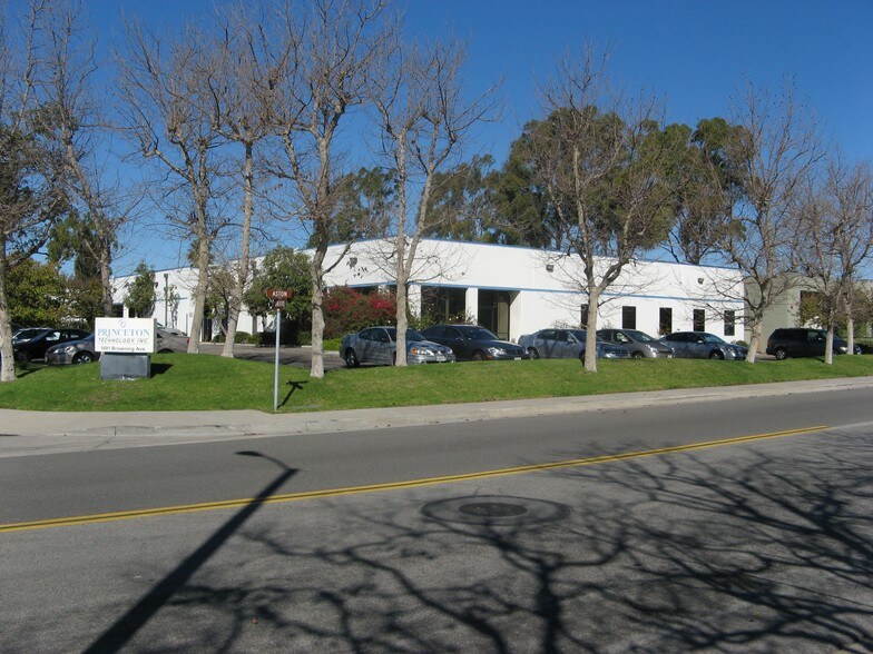 1691 Browning, Irvine, CA à louer - Photo du bâtiment - Image 2 de 3