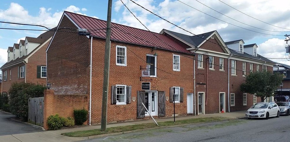 1011 Charles St, Fredericksburg, VA à louer - Photo du bâtiment - Image 3 de 42