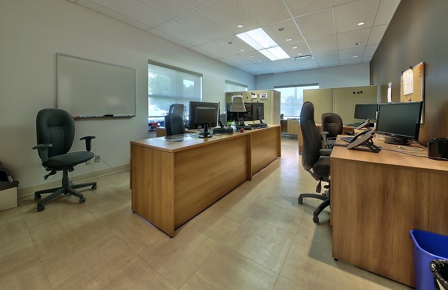 543-545 Boul Sir-Wilfrid-Laurier, Mont-St-Hilaire, QC for sale Primary Photo- Image 1 of 1