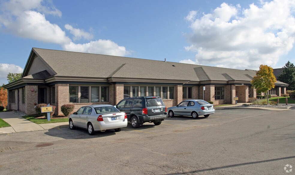 825 Centennial Way, Lansing, MI à louer - Photo du bâtiment - Image 2 de 4