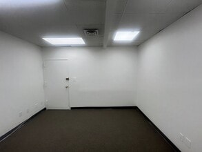 72-32 Broadway, Jackson Heights, NY à louer Photo intérieure- Image 1 de 2