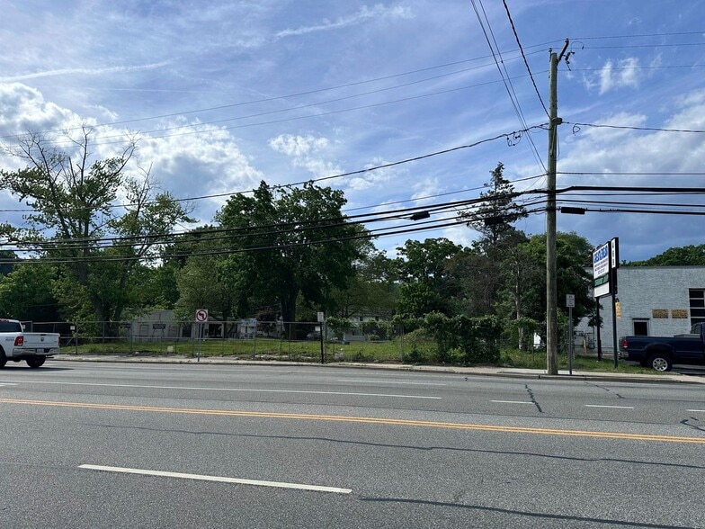 449 E Jericho Tpke, Huntington Station, NY for sale - Building Photo - Image 2 of 4