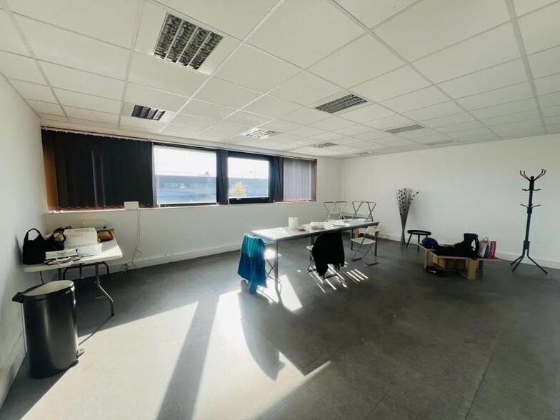 Flex in Élancourt for lease - Interior Photo - Image 3 of 6