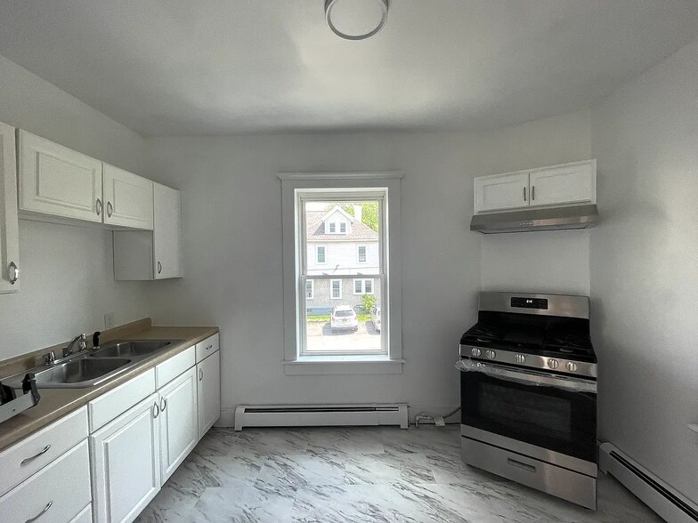 299 Clinton St, Binghamton, NY à vendre - Photo du bâtiment - Image 2 de 11