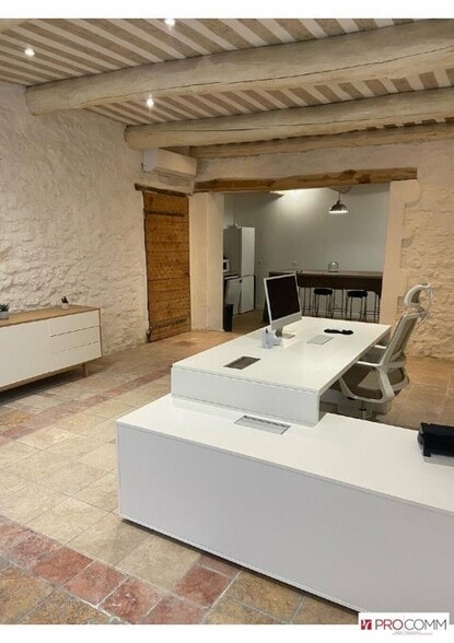 Retail in L'ISLE-SUR-LA-SORGUE for lease - Interior Photo - Image 2 of 5