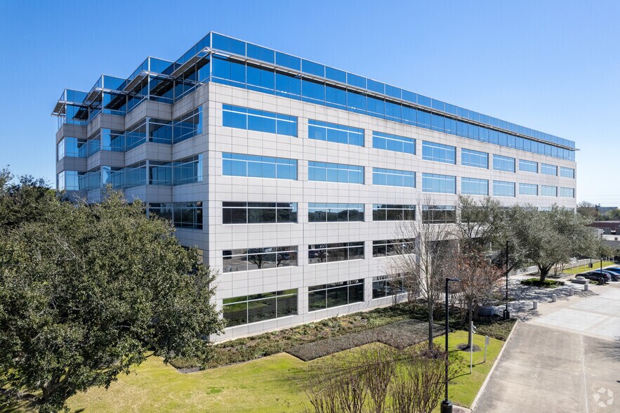10111 Richmond Ave, Houston, TX à louer - Photo du bâtiment - Image 2 de 7