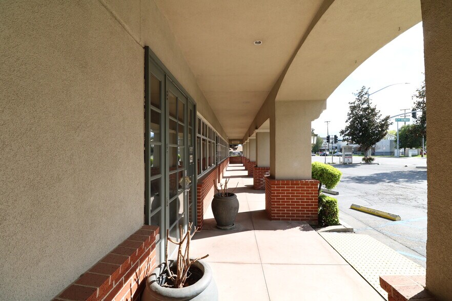 3100 19th St, Bakersfield, CA à louer - Photo du bâtiment - Image 3 de 22