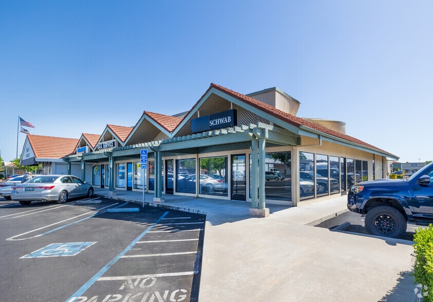 1700 McHenry Ave, Modesto, CA à louer - Photo du bâtiment - Image 2 de 3