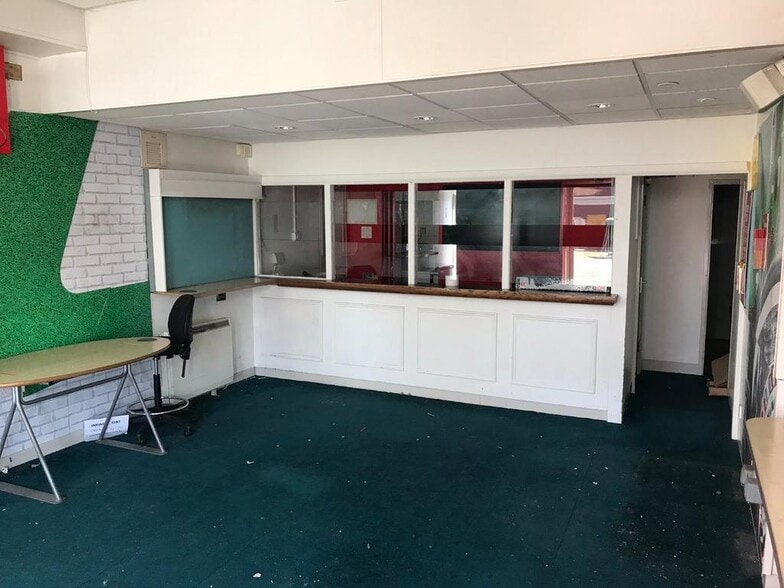 16 Roseberry Ave, Benfleet for lease - Building Photo - Image 2 of 5