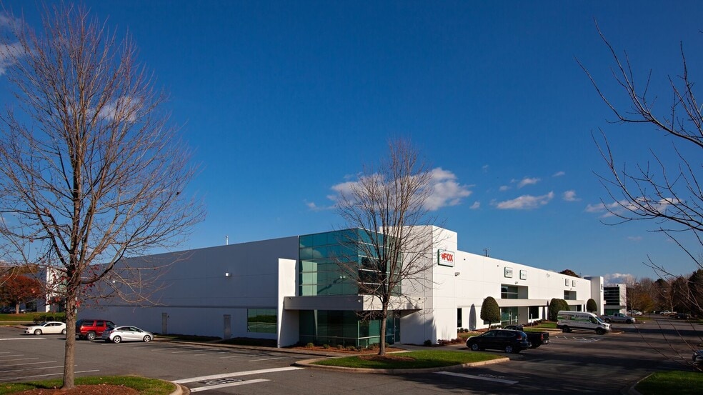 2121 Distribution Center Dr, Charlotte, NC à louer - Photo du bâtiment - Image 1 de 9