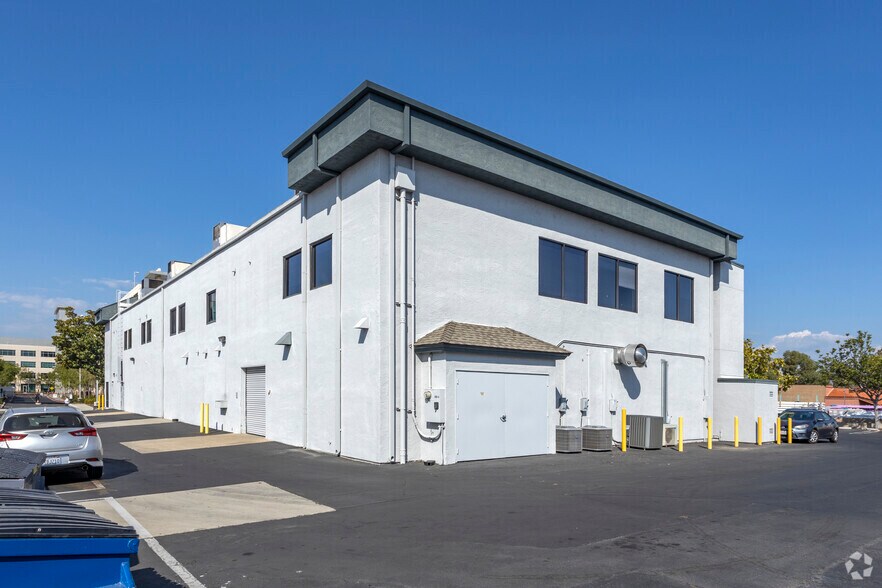 9295 Farnham St, San Diego, CA à louer - Photo du bâtiment - Image 2 de 4