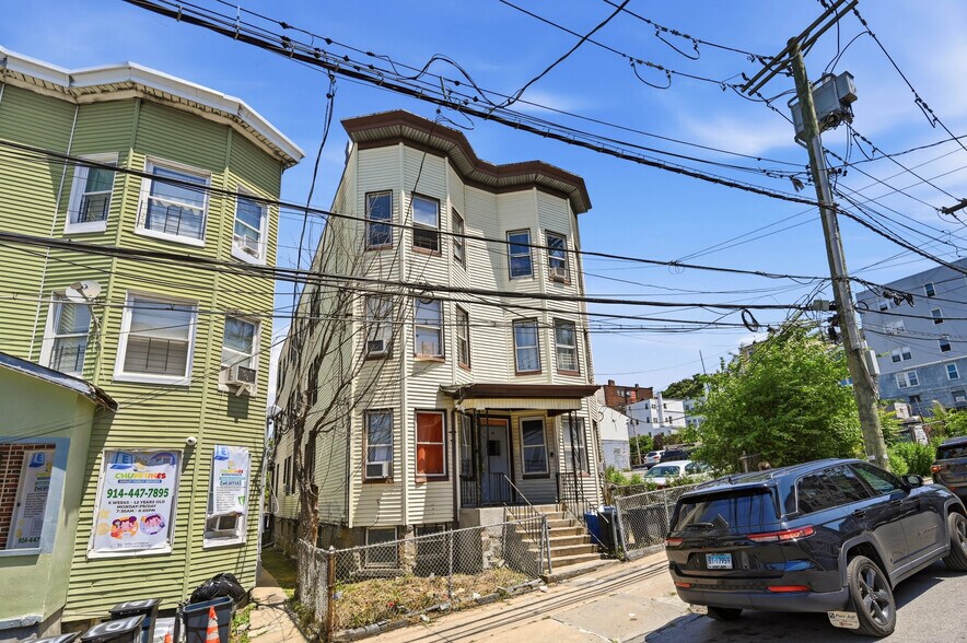 105 Maple St, Yonkers, NY à vendre - Photo du bâtiment - Image 1 de 24