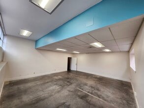 1128 Poplar Pl S, Seattle, WA for lease Interior Photo- Image 2 of 2