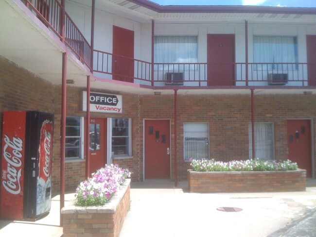 Plus de détails pour 951 W Reynolds St, Pontiac, IL - Services hôteliers à vendre