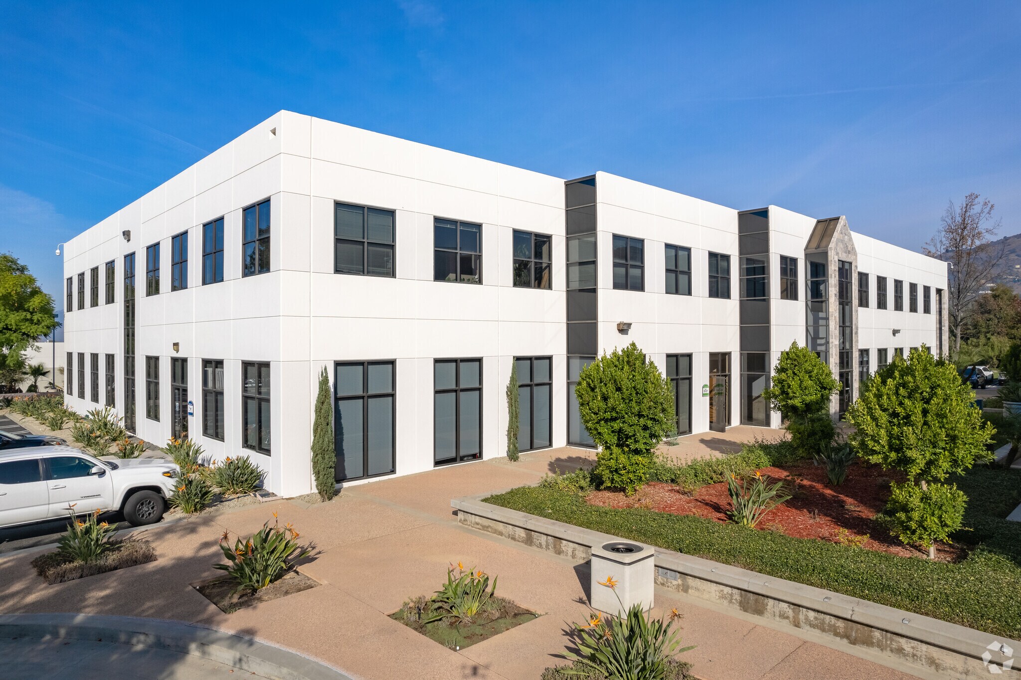 2200 E Route 66, Glendora, CA à louer Photo du bâtiment- Image 1 de 6