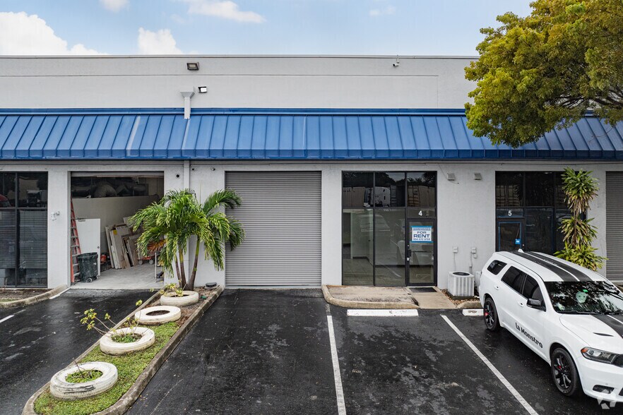 3430 NW 16th St, Lauderhill, FL à louer - Photo du bâtiment - Image 3 de 5