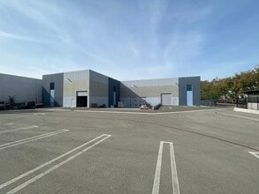 9455 Hyssop Dr, Rancho Cucamonga, CA à louer Photo du bâtiment- Image 2 de 2