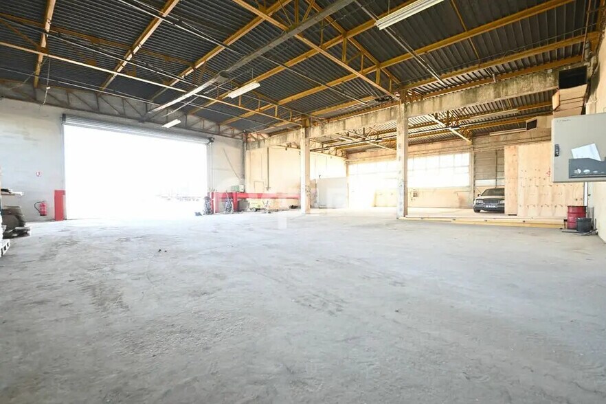 Flex in Saint-Pierre-de-Chandieu for lease - Interior Photo - Image 1 of 12